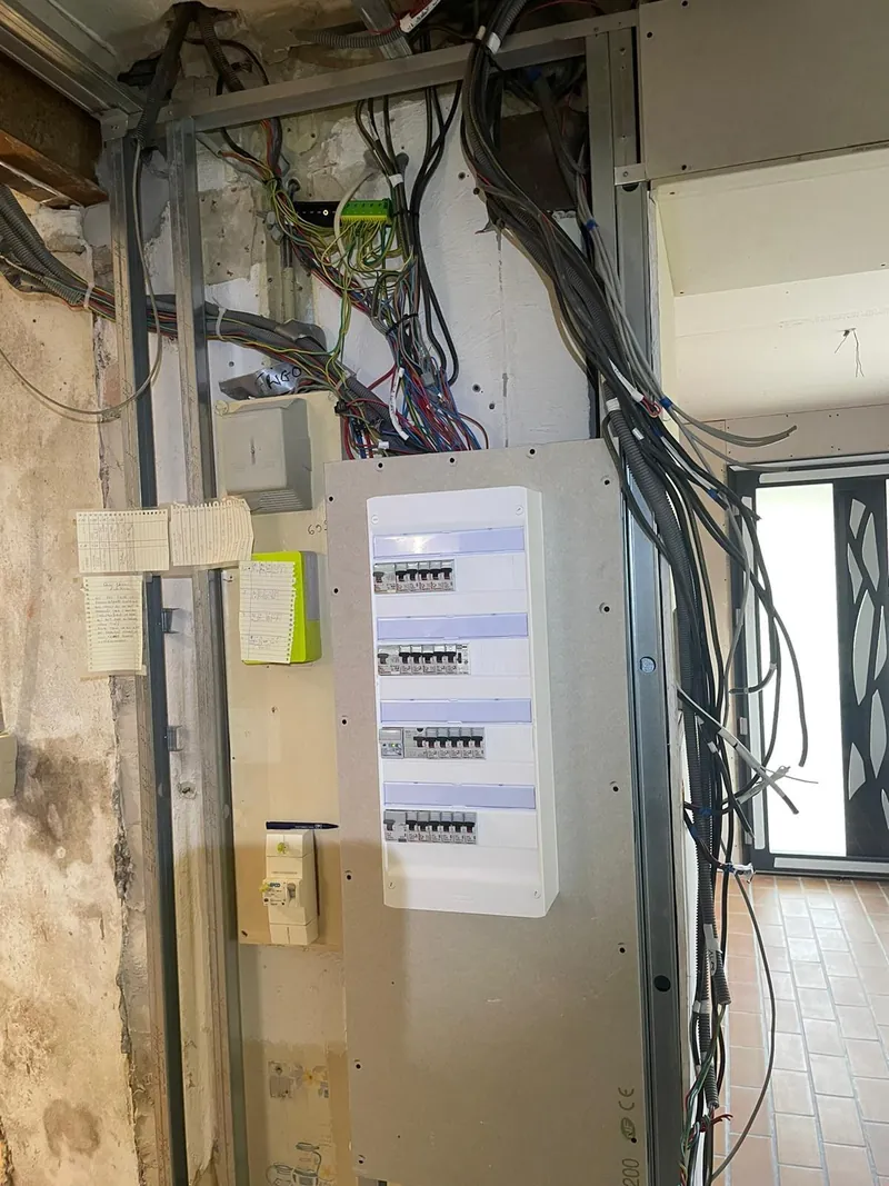 Tableau électrique neuf posé dans un local technique en rénovation
